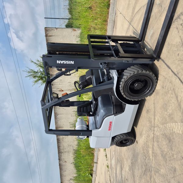 Погрузчик NISSAN UG1F2A30D NISSAN UG1F2A30D фото